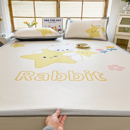 91家纺网 家纺一手货源 找家纺 栩裕纺织 2024新款数码印花1200D碳光牛奶冰丝席 晚安小兔