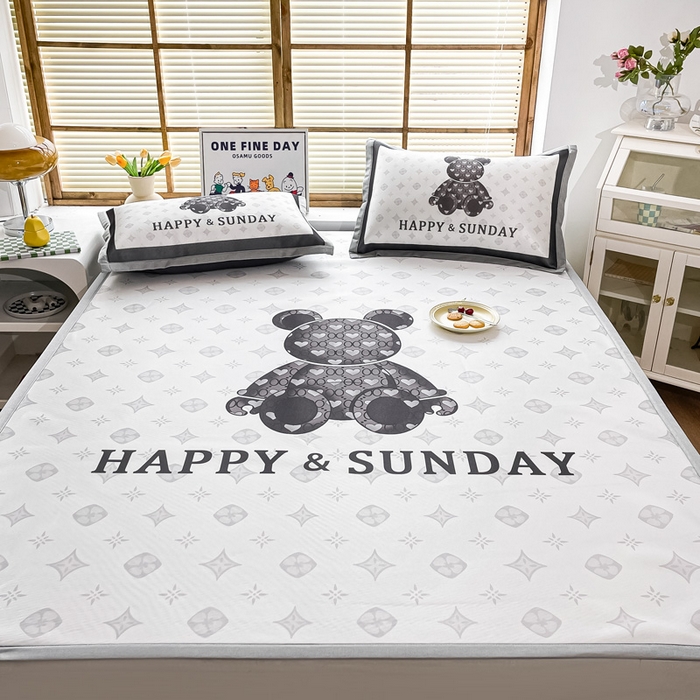 91家纺网 家纺一手货源 找家纺 栩裕纺织 2025款数码印花1200D碳光牛奶冰丝凉席 摩登熊-白