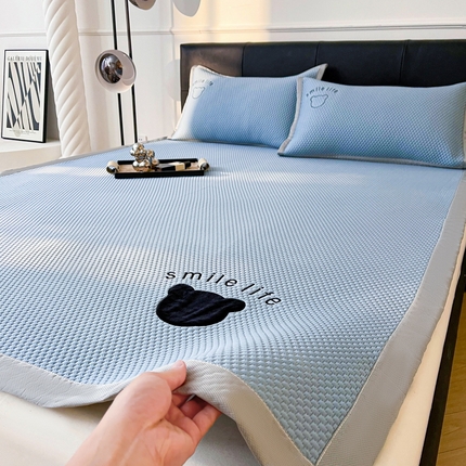 91家纺网 家纺一手货源 找家纺 （总）爱思凯家纺 2025新款凉感冰豆豆软席绑带款-八宝熊