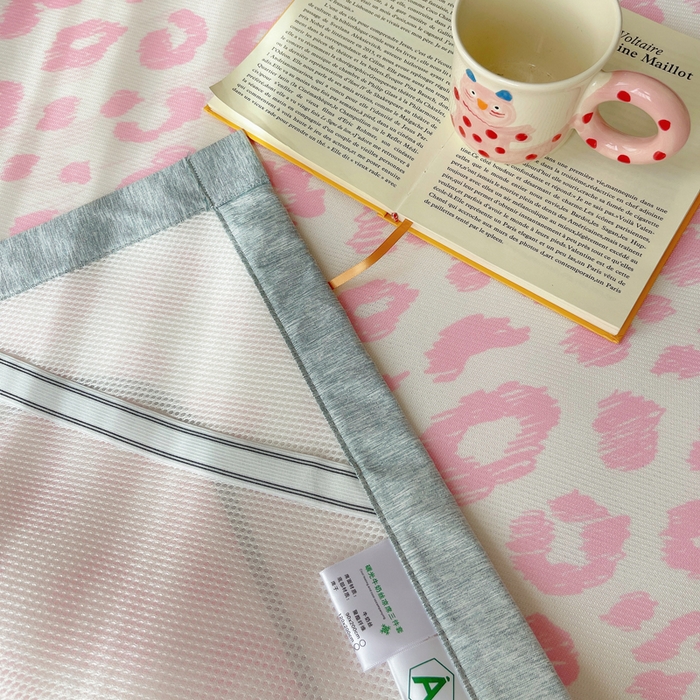 91家纺网 家纺一手货源 找家纺 顾里家纺 2024新款韩式Chic风牛奶丝碳光凉席 时尚豹纹