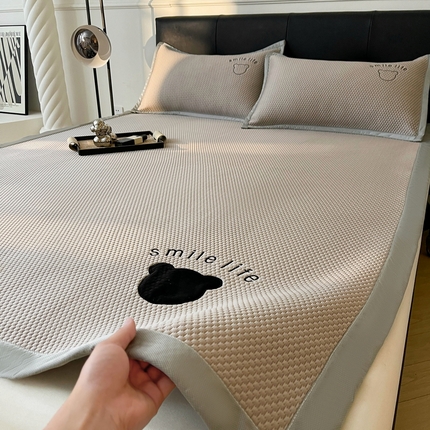 91家纺网 家纺一手货源 找家纺 （总）爱思凯家纺 2025新款凉感冰豆豆软席绑带款-八宝熊