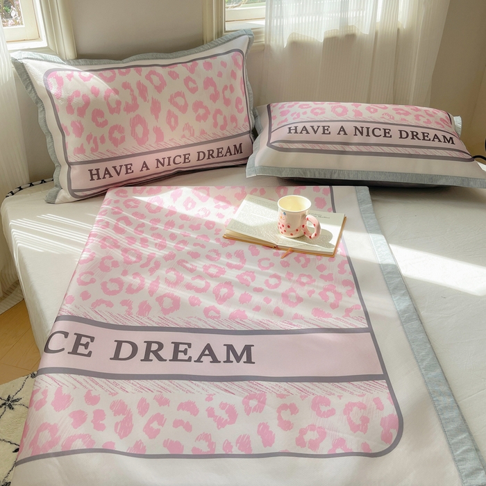 91家纺网 家纺一手货源 找家纺 顾里家纺 2024新款韩式Chic风牛奶丝碳光凉席 时尚豹纹