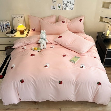 2024新款超柔云朵棉毛巾绣四件套 草莓兔兔-樱花粉