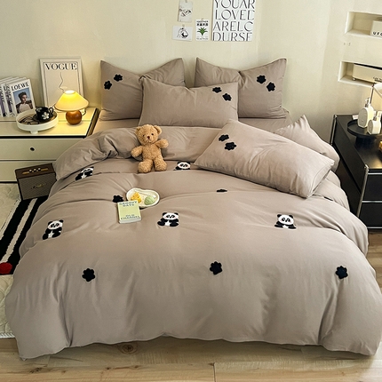 91家纺网 家纺一手货源 找家纺 2024新款超柔云朵棉毛巾绣四件套 可爱panda-卡其