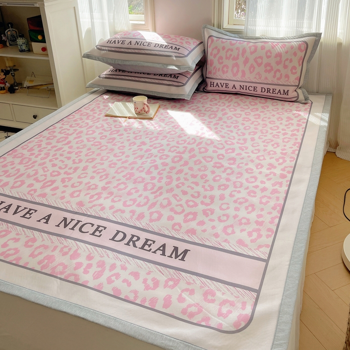 91家纺网 家纺一手货源 找家纺 顾里家纺 2024新款韩式Chic风牛奶丝碳光凉席 时尚豹纹