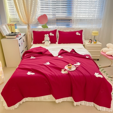 91家纺网 家纺一手货源 找家纺 沐慕 2024新款毛巾绣印花夏被四件套 幸运兔-红