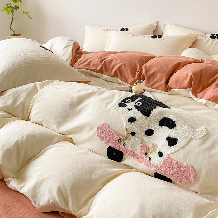 91家纺网 家纺一手货源 找家纺 梵克保罗 2024新款卡通水洗棉毛巾绣四件套 滑板狗-米白配咖