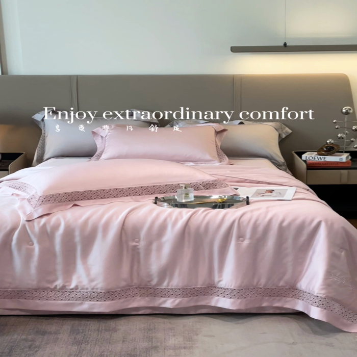 91家纺网 家纺一手货源 找家纺 佳汐蓝家纺 新款60支莱赛尔天丝镂空花边丝悦系列夏被四件套 丝悦-淡雾粉
