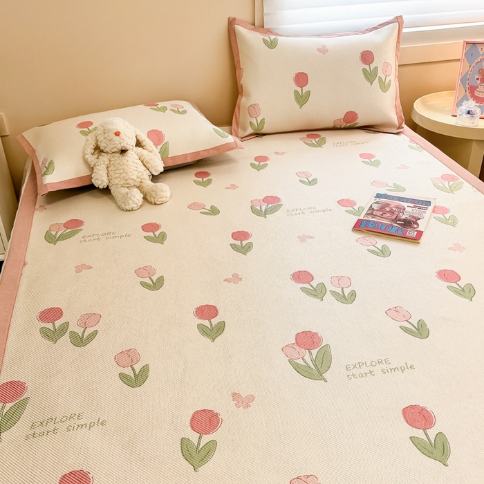 91家纺网 家纺一手货源 找家纺 沐慕 2024新款小清新印花冰藤席空调席系列 冰藤-粉嫩郁金香