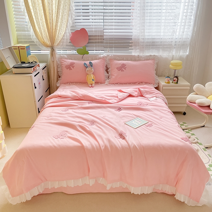 91家纺网 家纺一手货源 找家纺 沐慕 2024新款毛巾绣印花夏被四件套 蝴蝶结-粉