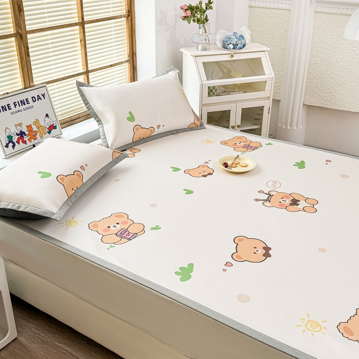 91家纺网 家纺一手货源 找家纺 栩裕纺织 2025款数码印花1200D碳光牛奶冰丝凉席 班尼熊