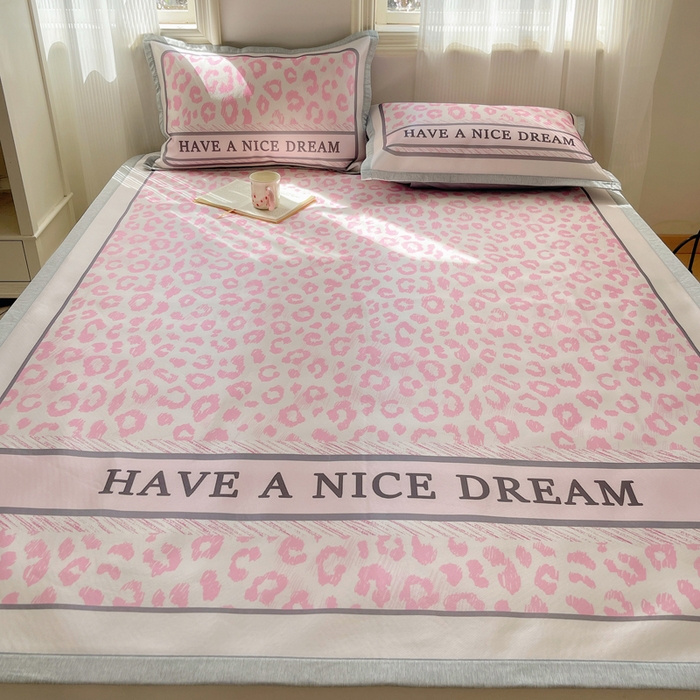 91家纺网 家纺一手货源 找家纺 顾里家纺 2024新款韩式Chic风牛奶丝碳光凉席 时尚豹纹