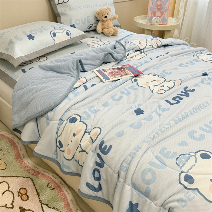 91家纺网 家纺一手货源 找家纺 沐慕 2024新款小清新华夫格印花冰藤夏被四件套 华夫格-字母萌宝