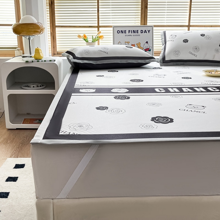 91家纺网 家纺一手货源 找家纺 栩裕纺织 2025款数码印花1200D碳光牛奶冰丝凉席 格调印象-灰