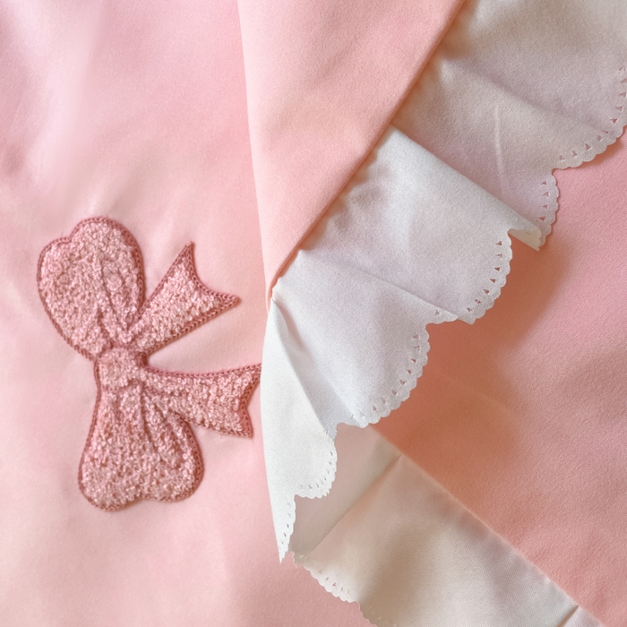 91家纺网 家纺一手货源 找家纺 沐慕 2024新款毛巾绣印花夏被四件套 蝴蝶结-粉