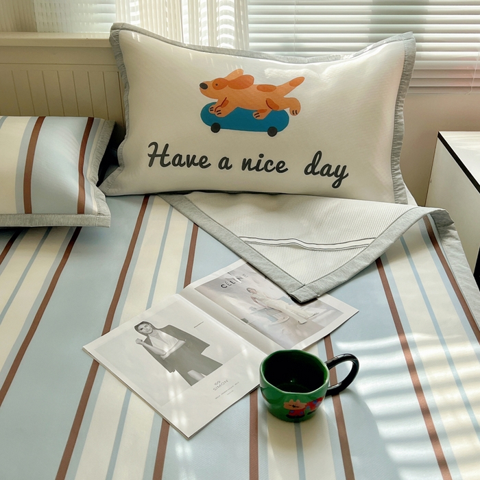 91家纺网 家纺一手货源 找家纺 顾里家纺 2024新款韩式Chic风牛奶丝碳光凉席 滑板狗狗