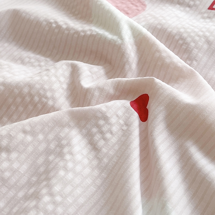 91家纺网 家纺一手货源 找家纺 富之航 2024新款时尚舒适泡泡棉夏被四件套粉爱心