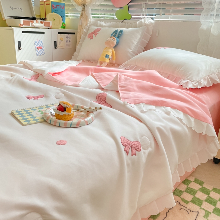 91家纺网 家纺一手货源 找家纺 沐慕 2024新款毛巾绣印花夏被四件套 蝴蝶结-白