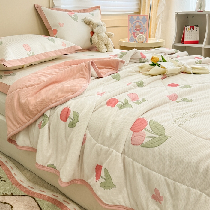 91家纺网 家纺一手货源 找家纺 沐慕 2024新款小清新华夫格印花冰藤夏被四件套 华夫格-粉嫩郁金香