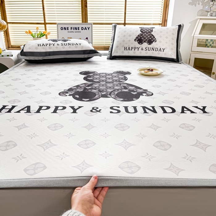 91家纺网 家纺一手货源 找家纺 栩裕纺织 2025款数码印花1200D碳光牛奶冰丝凉席 摩登熊-白