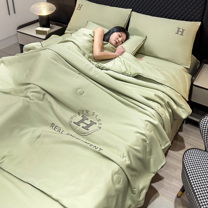 91家纺网 家纺一手货源 找家纺 星航家纺 2025新款轻奢夏被四件套晾感冰丝空调被水洗冰丝夏被 豆沙绿