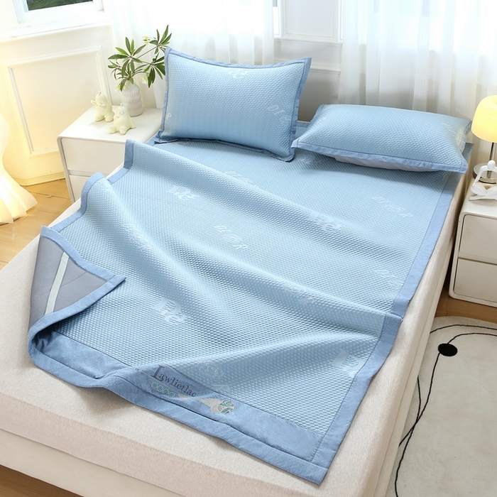 91家纺网 家纺一手货源 找家纺 青雅 2025新款凉感因子凉豆豆凉席 字母-蓝