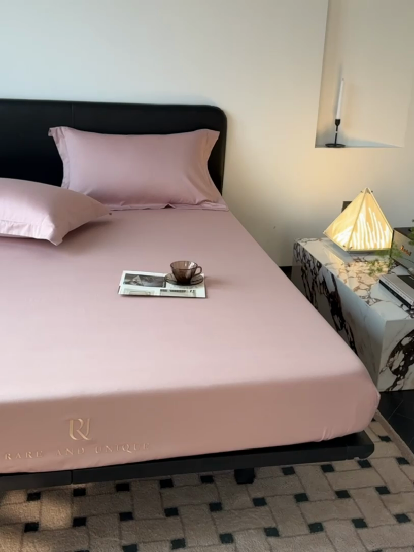 91家纺网 家纺一手货源 找家纺 秀色家纺 2025新款50支贡缎刺绣床笠单件全棉纯棉床罩三件套防滑床单床垫套罩轻奢 UR-玉颜粉