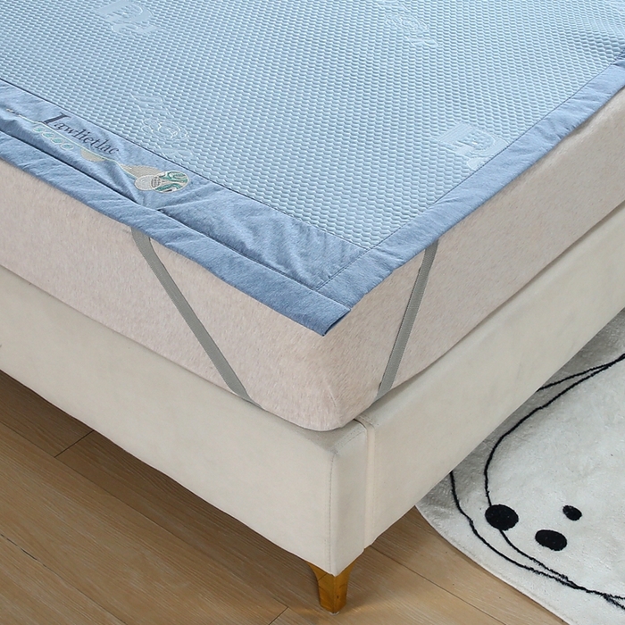 91家纺网 家纺一手货源 找家纺 青雅 2025新款凉感因子凉豆豆凉席 字母-蓝