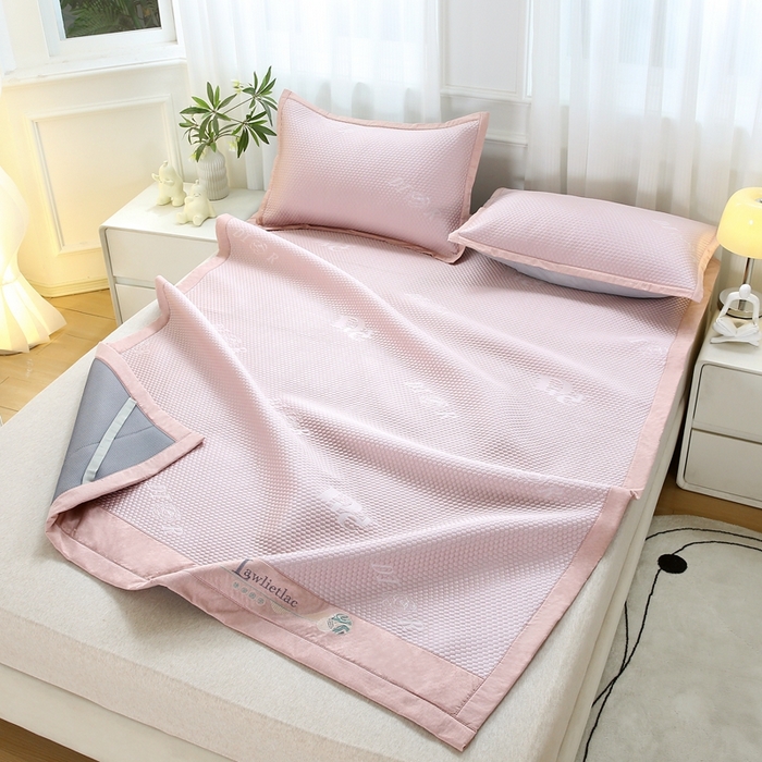 91家纺网 家纺一手货源 找家纺 青雅 2025新款凉感因子凉豆豆凉席 字母-粉