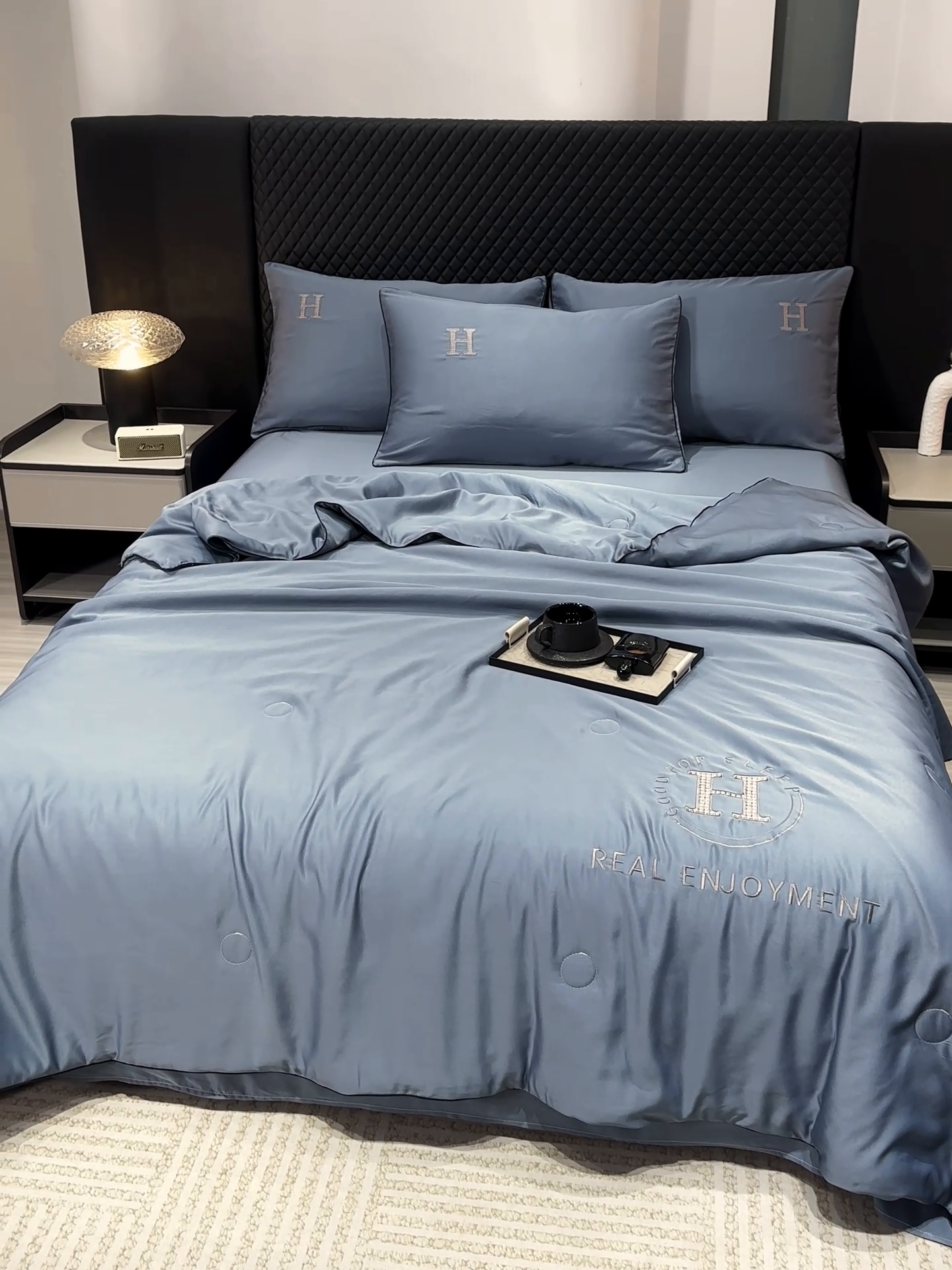 91家纺网 家纺一手货源 找家纺 星航家纺 2025新款轻奢夏被四件套晾感冰丝空调被水洗冰丝夏被 宝石蓝