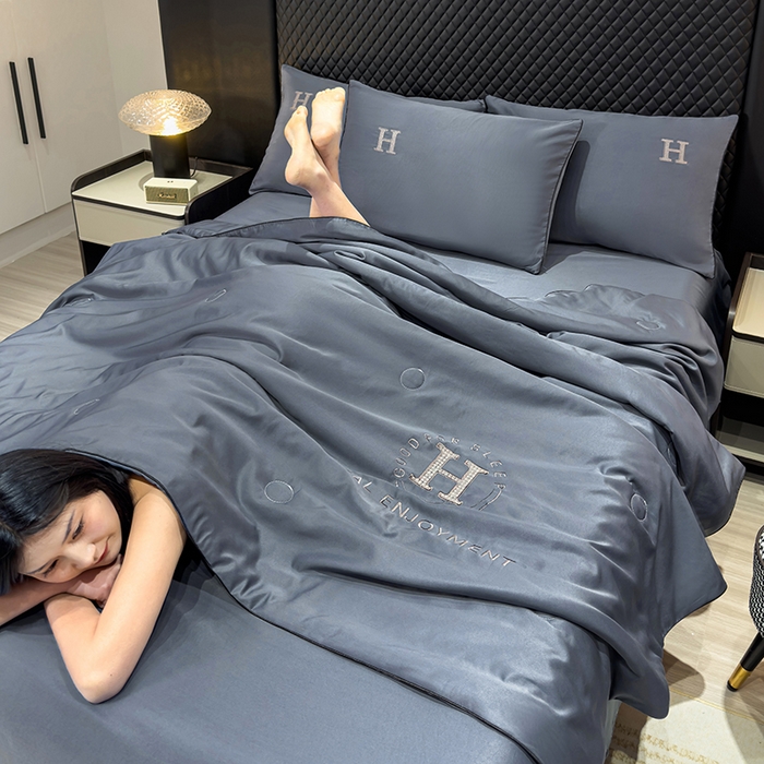 91家纺网 家纺一手货源 找家纺 星航家纺 2025新款轻奢夏被四件套晾感冰丝空调被水洗冰丝夏被 宝石蓝