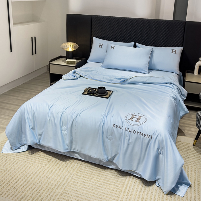 91家纺网 家纺一手货源 找家纺 星航家纺 2025新款轻奢夏被四件套晾感冰丝空调被水洗冰丝夏被 天空蓝