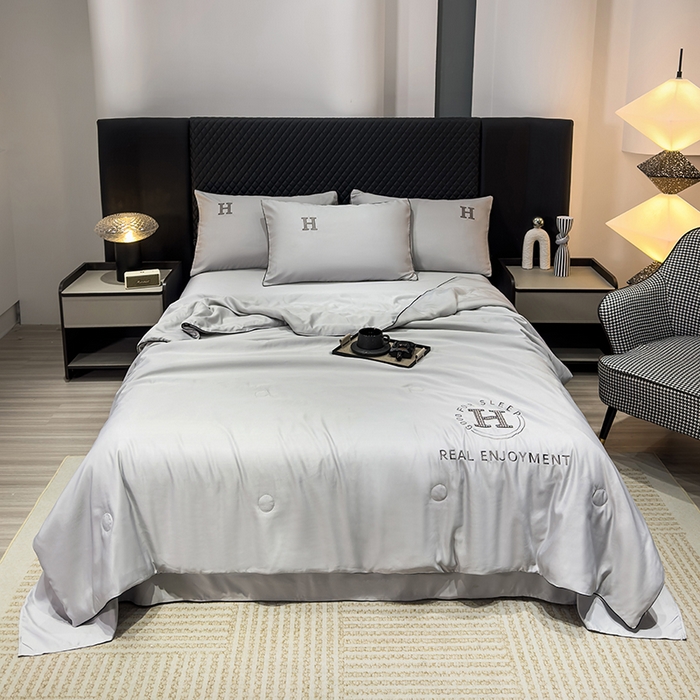 91家纺网 家纺一手货源 找家纺 星航家纺 2025新款轻奢夏被四件套晾感冰丝空调被水洗冰丝夏被 浅灰