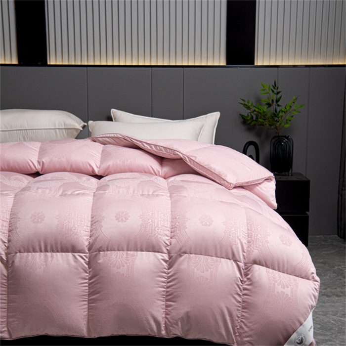 91家纺网 家纺一手货源 找家纺 御眠纺 2024新款高端鹅绒被超柔软超静音羽绒被 皇提花清新粉