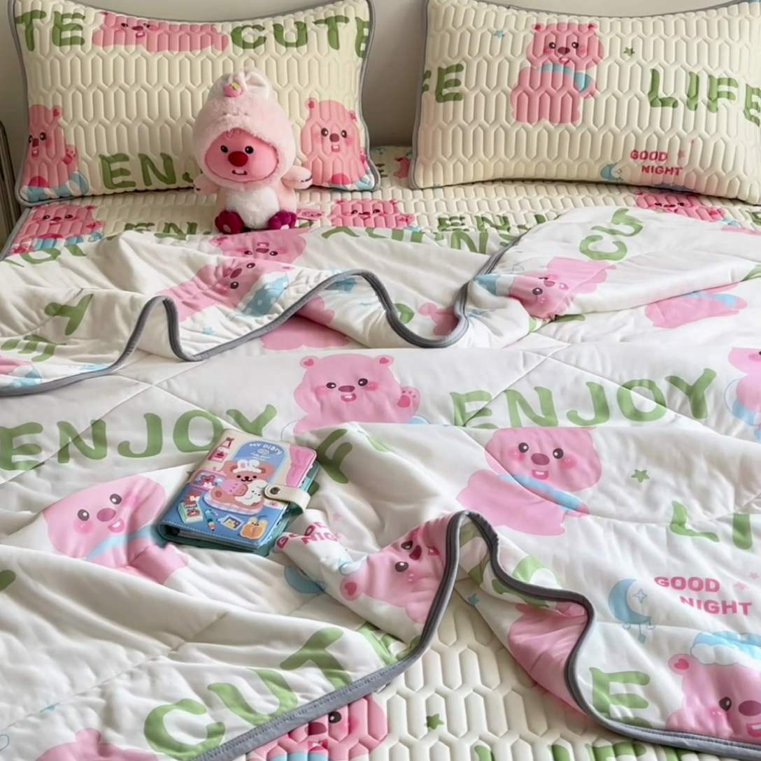 91家纺网 家纺一手货源 找家纺 沐慕 2024新款小清新凉感丝夏被四件套空调被夏季被芯 可爱粉猪