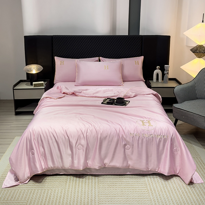 91家纺网 家纺一手货源 找家纺 星航家纺 2025新款轻奢夏被四件套晾感冰丝空调被水洗冰丝夏被 少女粉