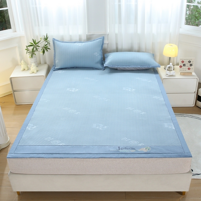 91家纺网 家纺一手货源 找家纺 青雅 2025新款凉感因子凉豆豆凉席 字母-蓝