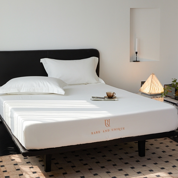 91家纺网 家纺一手货源 找家纺 秀色家纺 2025新款50支贡缎刺绣床笠单件全棉纯棉床罩三件套防滑床单床垫套罩轻奢 UR-皓月白