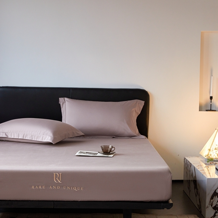 91家纺网 家纺一手货源 找家纺 秀色家纺 2025新款50支贡缎刺绣床笠单件全棉纯棉床罩三件套防滑床单床垫套罩轻奢 UR-粉末白