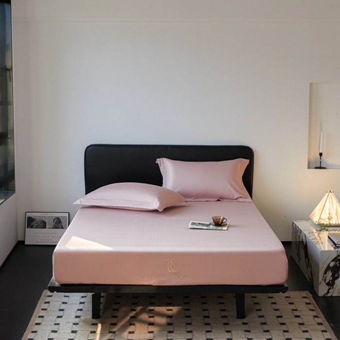 91家纺网 家纺一手货源 找家纺 秀色家纺 2025新款50支贡缎刺绣床笠单件全棉纯棉床罩三件套防滑床单床垫套罩轻奢 UR-玉颜粉