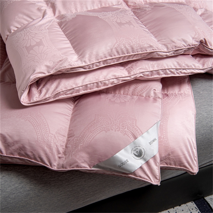 91家纺网 家纺一手货源 找家纺 御眠纺 2024新款高端鹅绒被超柔软超静音羽绒被 皇提花清新粉