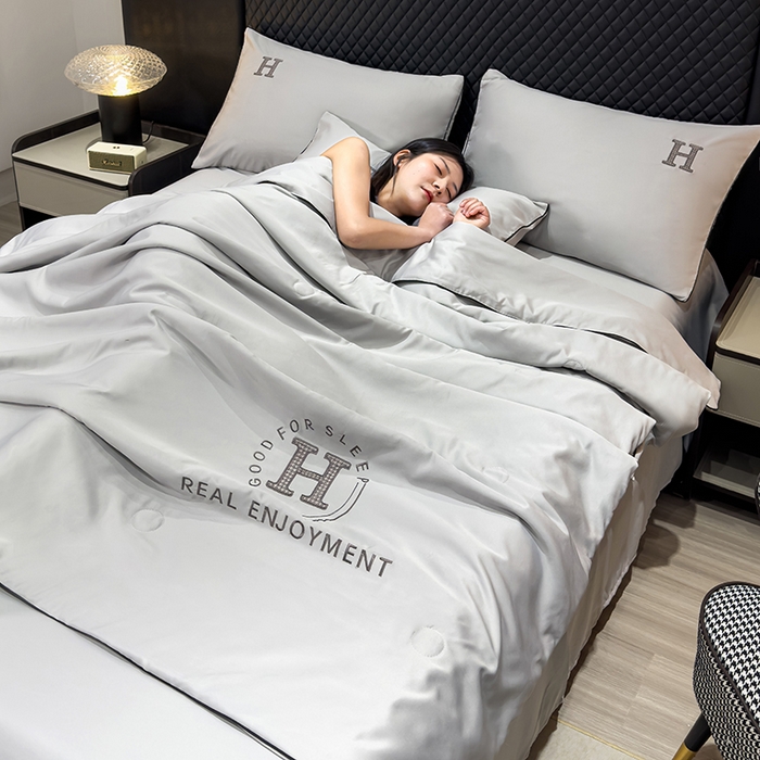 91家纺网 家纺一手货源 找家纺 星航家纺 2025新款轻奢夏被四件套晾感冰丝空调被水洗冰丝夏被 浅灰