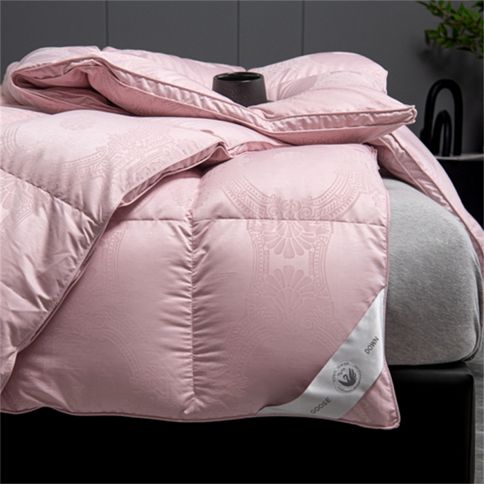 91家纺网 家纺一手货源 找家纺 御眠纺 2024新款高端鹅绒被超柔软超静音羽绒被 皇提花清新粉