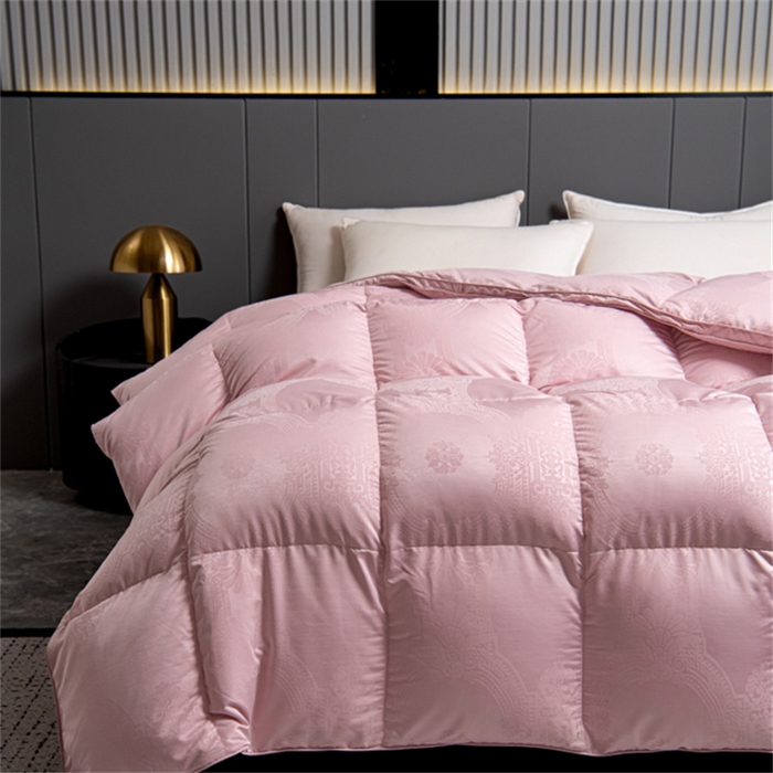 91家纺网 家纺一手货源 找家纺 御眠纺 2024新款高端鹅绒被超柔软超静音羽绒被 皇提花清新粉