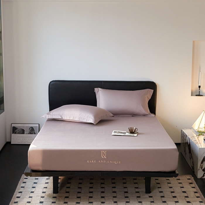 91家纺网 家纺一手货源 找家纺 秀色家纺 2025新款50支贡缎刺绣床笠单件全棉纯棉床罩三件套防滑床单床垫套罩轻奢 UR-粉末白