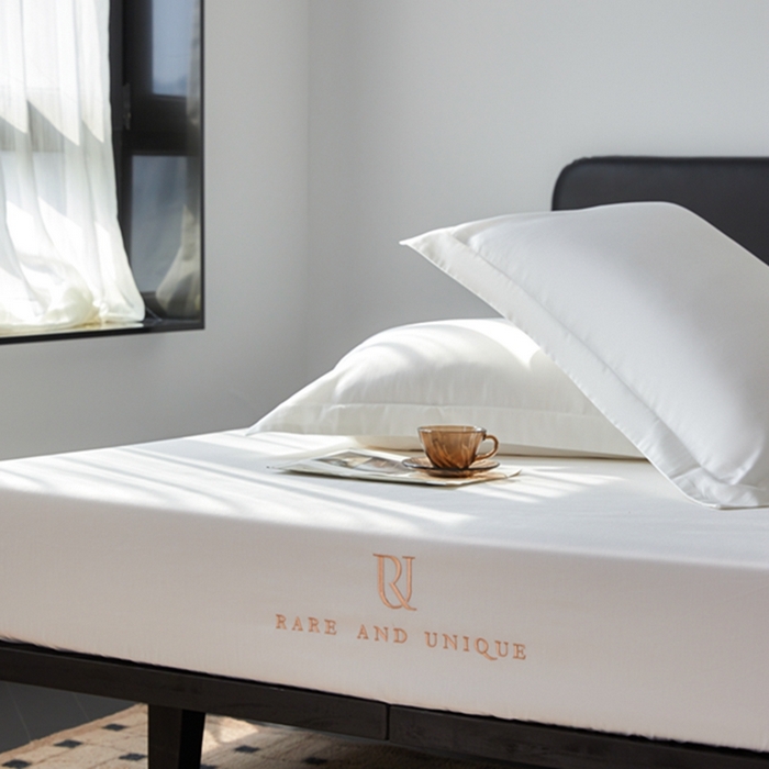 91家纺网 家纺一手货源 找家纺 秀色家纺 2025新款50支贡缎刺绣床笠单件全棉纯棉床罩三件套防滑床单床垫套罩轻奢 UR-皓月白