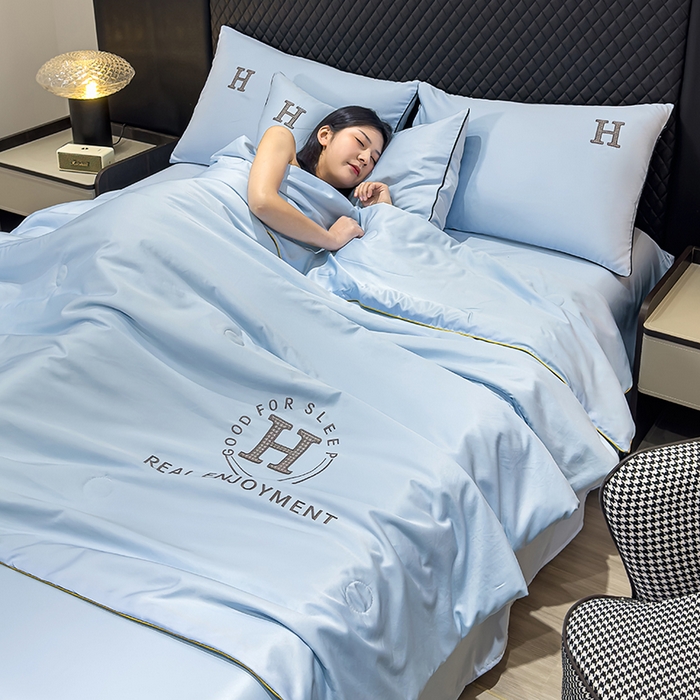 91家纺网 家纺一手货源 找家纺 星航家纺 2025新款轻奢夏被四件套晾感冰丝空调被水洗冰丝夏被 天空蓝