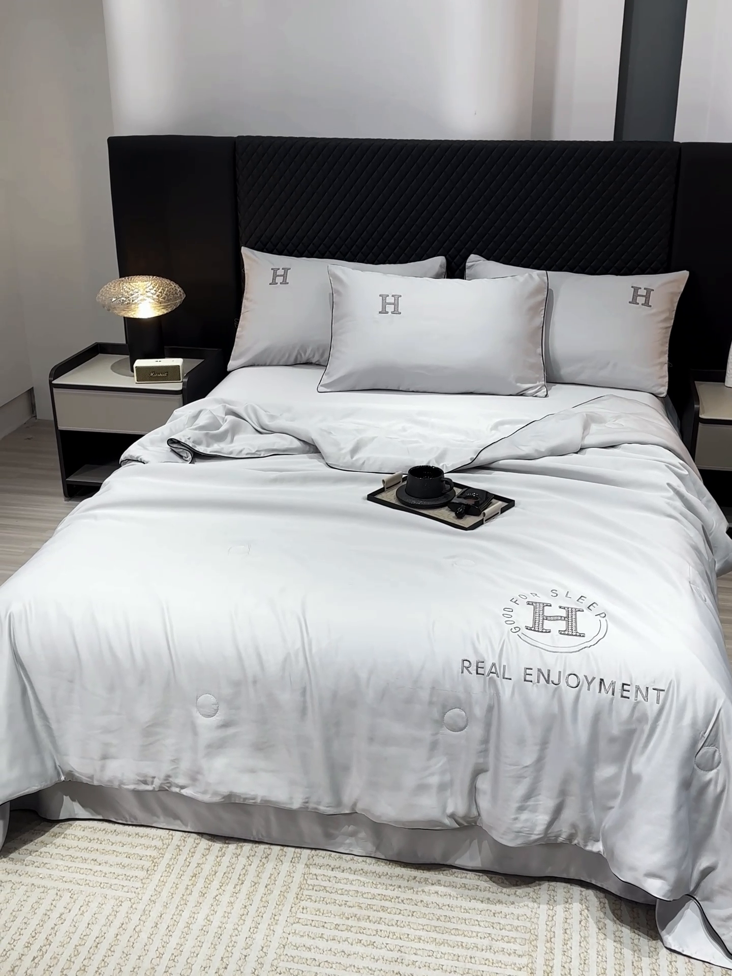 91家纺网 家纺一手货源 找家纺 星航家纺 2025新款轻奢夏被四件套晾感冰丝空调被水洗冰丝夏被 浅灰