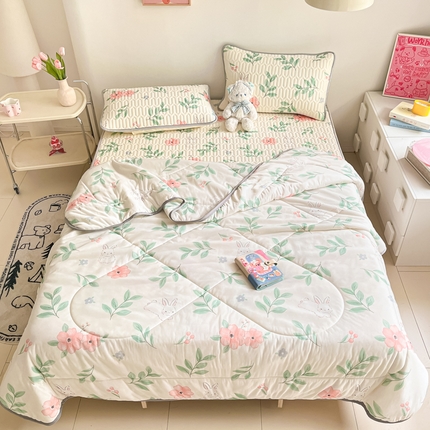 91家纺网 家纺一手货源 找家纺 沐慕 2024新款小清新凉感丝夏被四件套空调被夏季被芯 莫妮卡