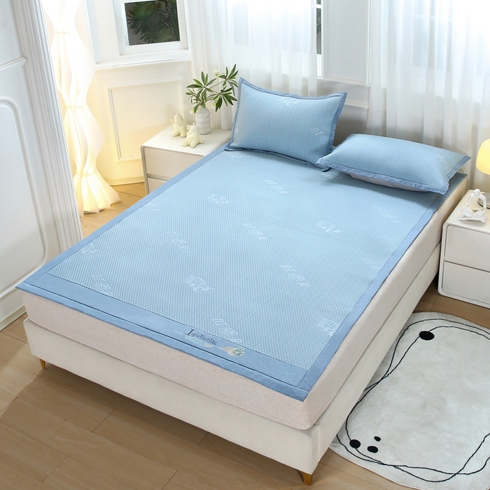 91家纺网 家纺一手货源 找家纺 青雅 2025新款凉感因子凉豆豆凉席 字母-蓝